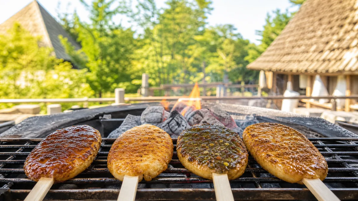 ジブリパークの五平餅は4種のタレで炭火焼き体験｜売り切れ前に食べる攻略法のアイキャッチ画像