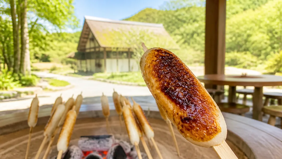 もののけの里で体験できること|タタラ場の五平餅焼きと和風の里山風景の解説画像