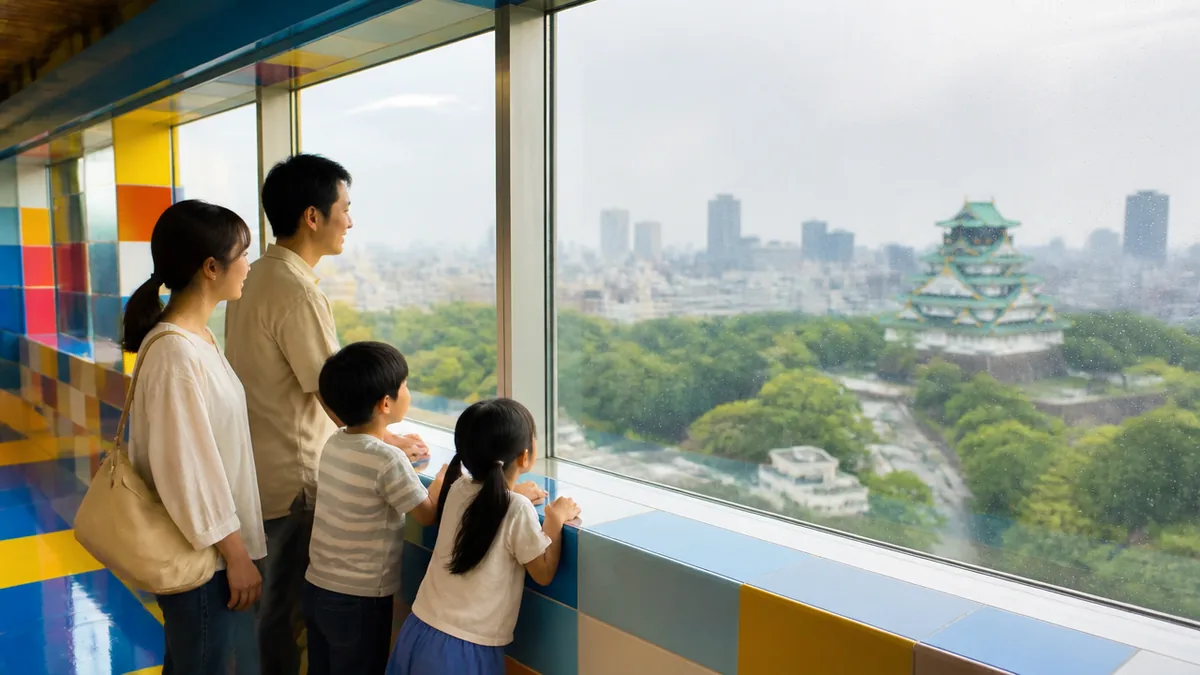 座って楽しむ屋内ショーと、雨でも視界が開ける展望スポットの解説画像