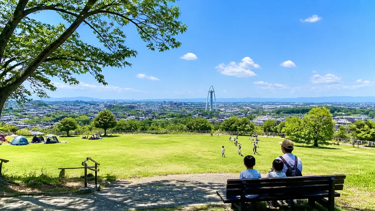 138タワーまで見渡せる展望広場と、芝生広場の使い方の解説画像