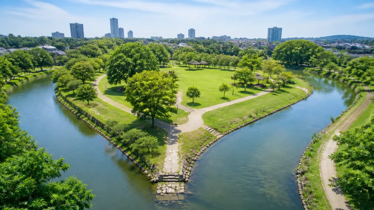 三ツ又ふれあい公園は川が三つ又に分かれる場所にある24,500平方メートルの緑地の解説画像