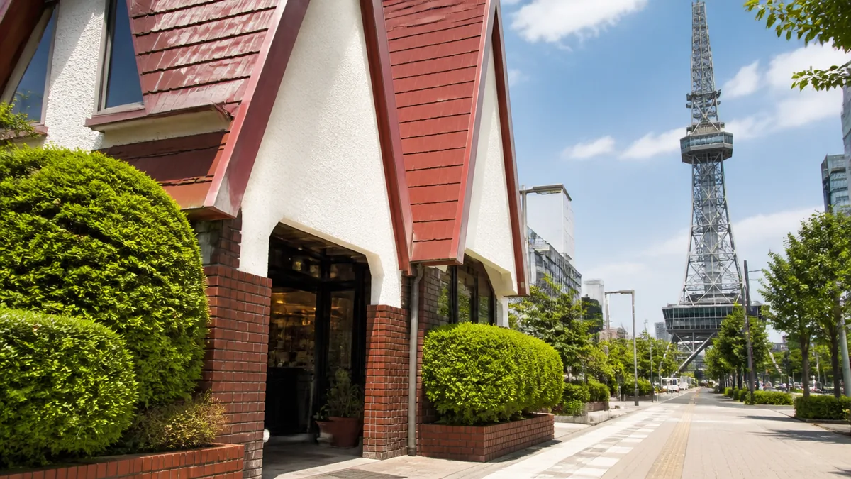 喫茶グロリヤはテレビ塔の真横に残る三角屋根のレトロ喫茶の解説画像